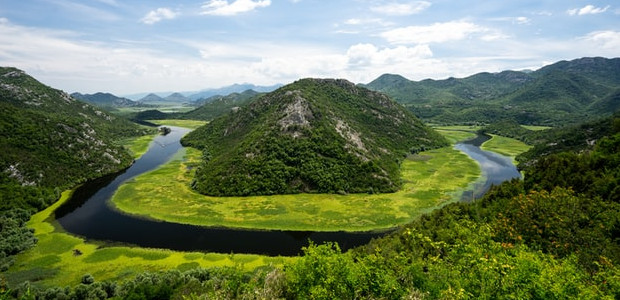 Ein See mit einer grünen Insel