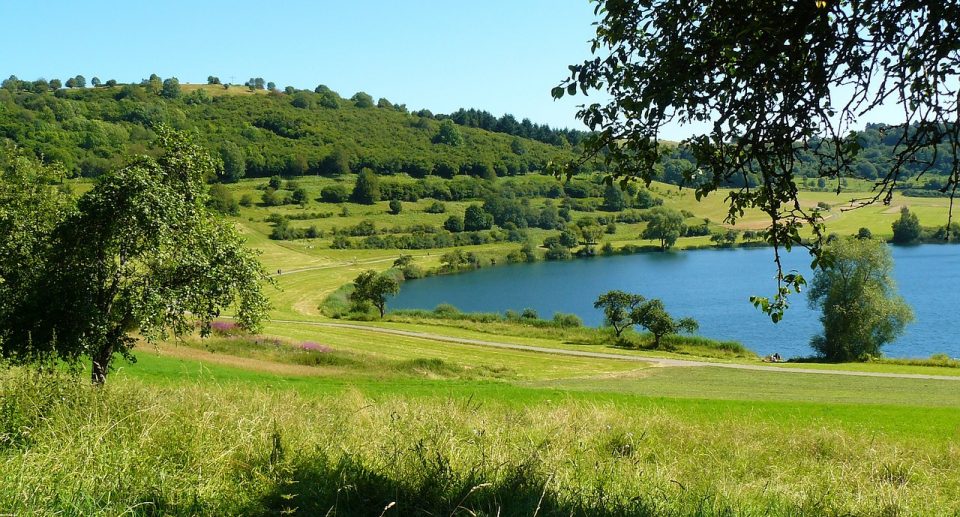 Das Foto zeigt ein Maar in der Eifel.